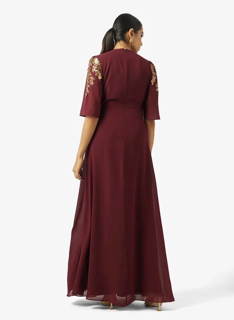 هوب اند ايفي فستان ماكسي مزين بفتحة صدر عميقة وأكمام فراشة